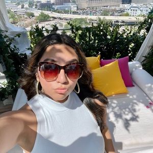 Meet your Posher, Mia